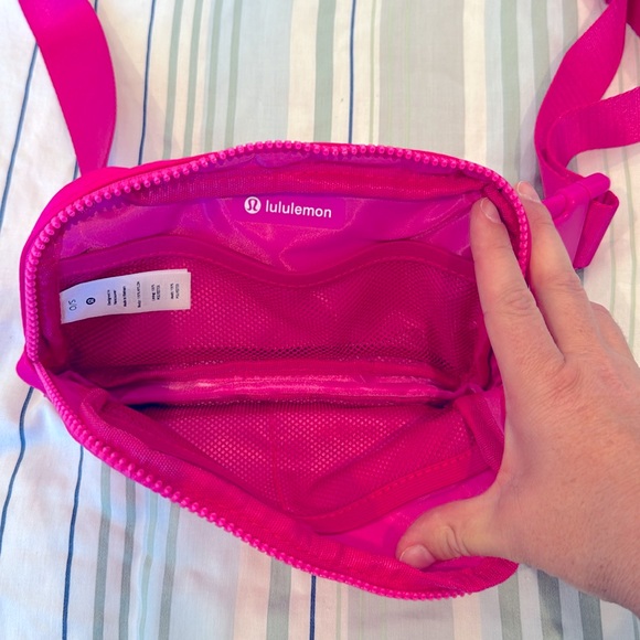 Everywhere Belt Bag 1L Lululemon Sonic Pink - Picture 7 of 7